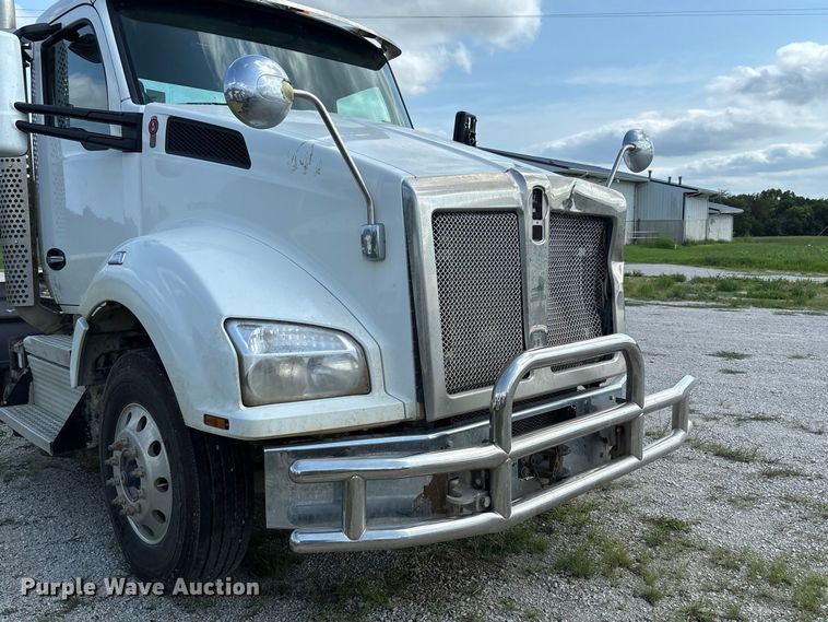 image for item DZ4599 2019 Kenworth T880 semi truck