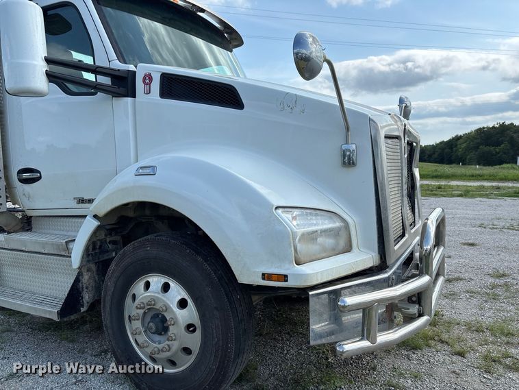 image for item DZ4599 2019 Kenworth T880 semi truck