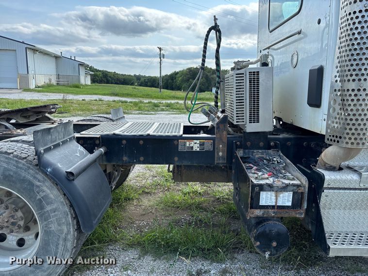 image for item DZ4599 2019 Kenworth T880 semi truck