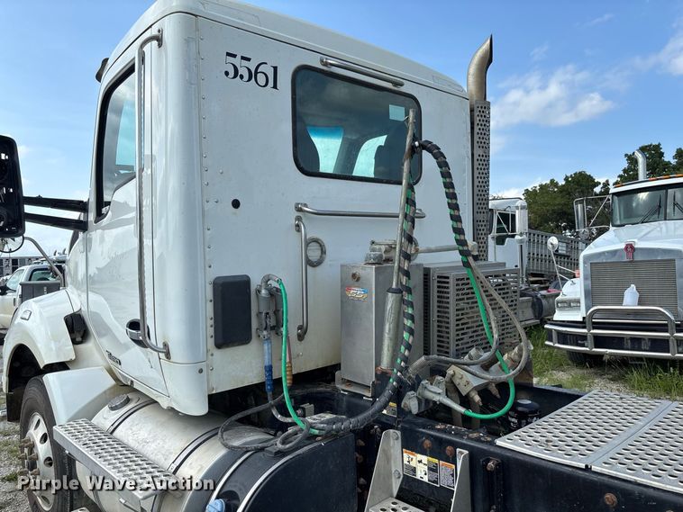 image for item DZ4599 2019 Kenworth T880 semi truck