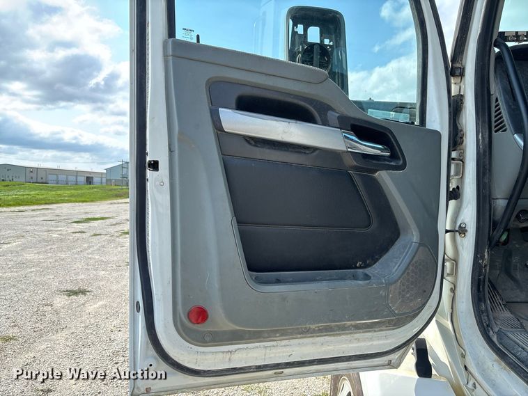 image for item DZ4599 2019 Kenworth T880 semi truck