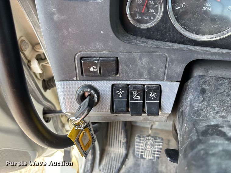image for item DZ4599 2019 Kenworth T880 semi truck