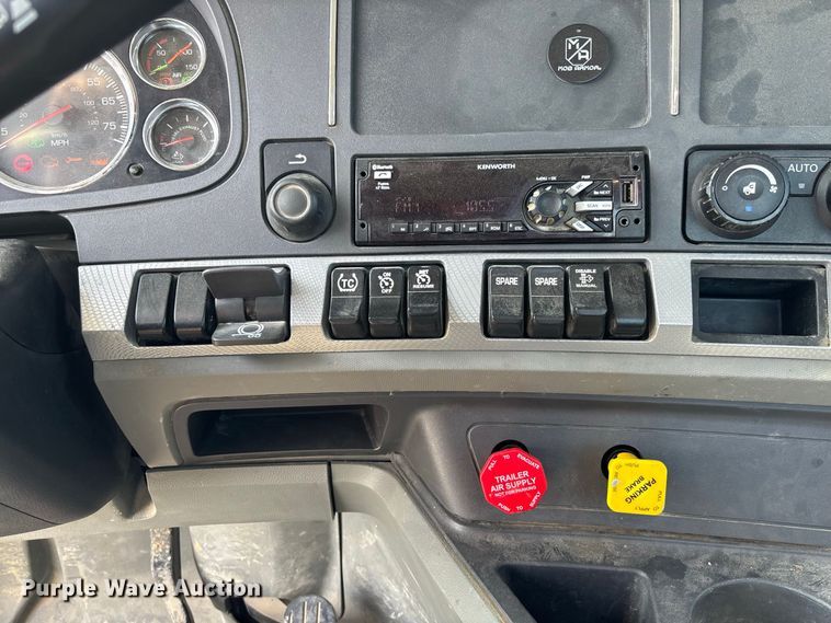 image for item DZ4599 2019 Kenworth T880 semi truck