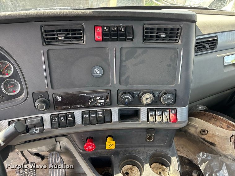 image for item DZ4599 2019 Kenworth T880 semi truck