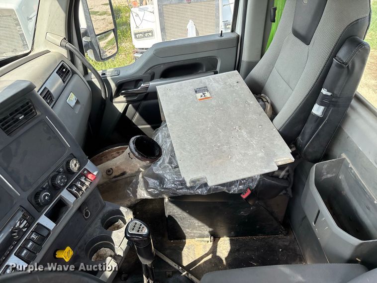 image for item DZ4599 2019 Kenworth T880 semi truck