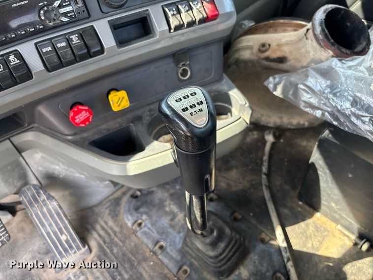 image for item DZ4599 2019 Kenworth T880 semi truck