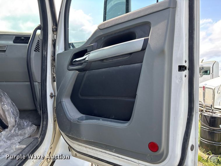 image for item DZ4599 2019 Kenworth T880 semi truck
