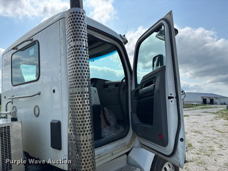 image for item DZ4599 2019 Kenworth T880 semi truck