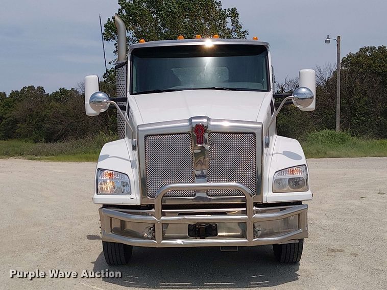 image for item DZ4600 2019 Kenworth T880 semi truck