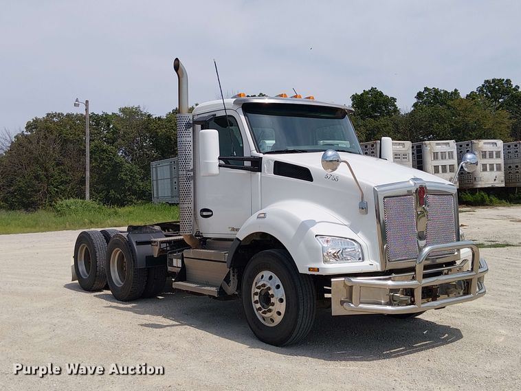 image for item DZ4600 2019 Kenworth T880 semi truck