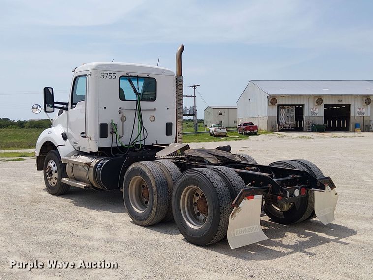 image for item DZ4600 2019 Kenworth T880 semi truck