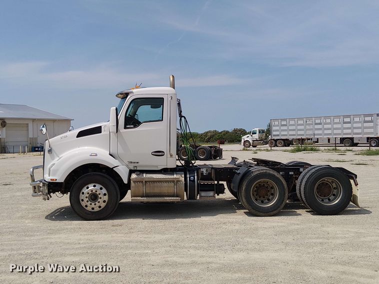 image for item DZ4600 2019 Kenworth T880 semi truck