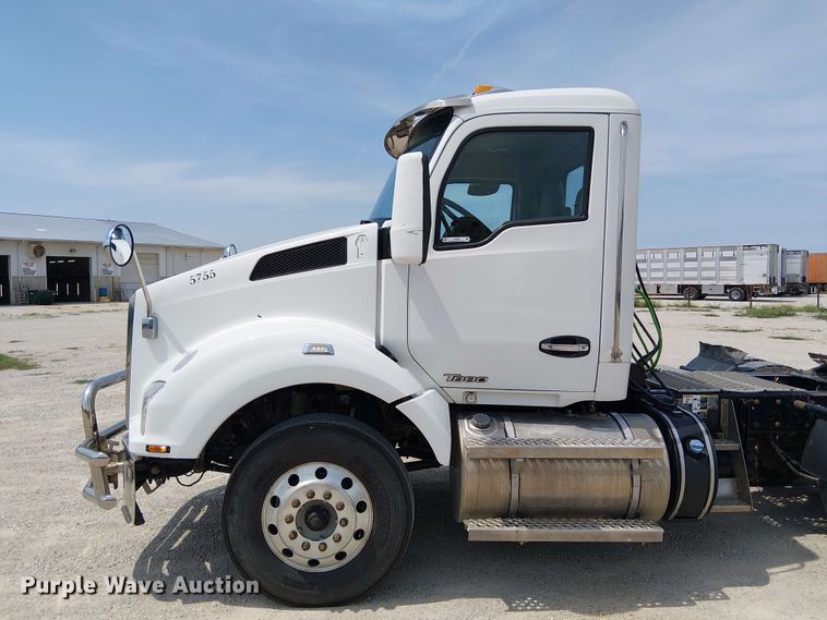 image for item DZ4600 2019 Kenworth T880 semi truck