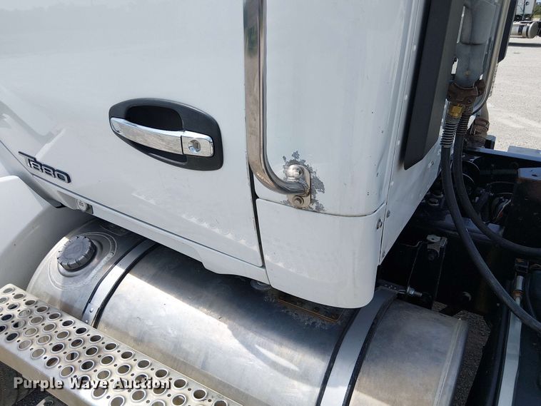 image for item DZ4600 2019 Kenworth T880 semi truck