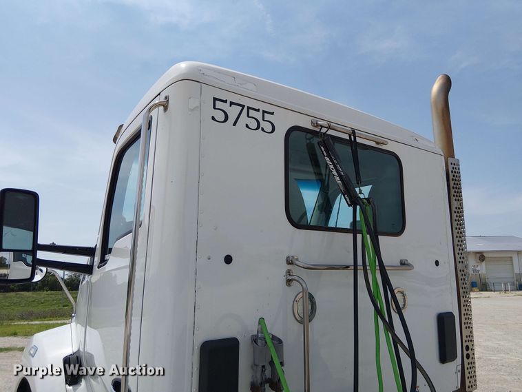image for item DZ4600 2019 Kenworth T880 semi truck