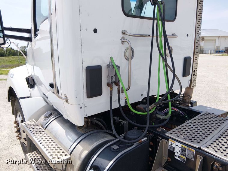 image for item DZ4600 2019 Kenworth T880 semi truck