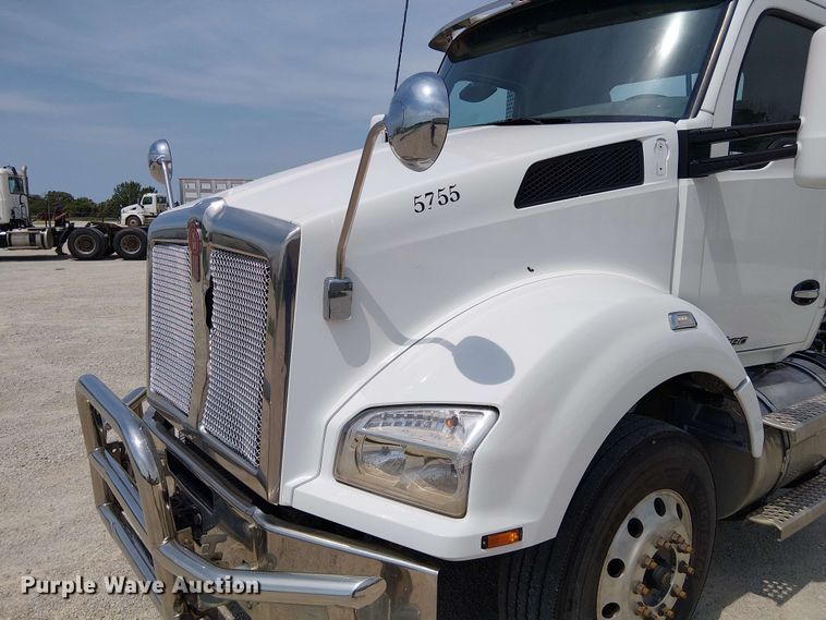 image for item DZ4600 2019 Kenworth T880 semi truck