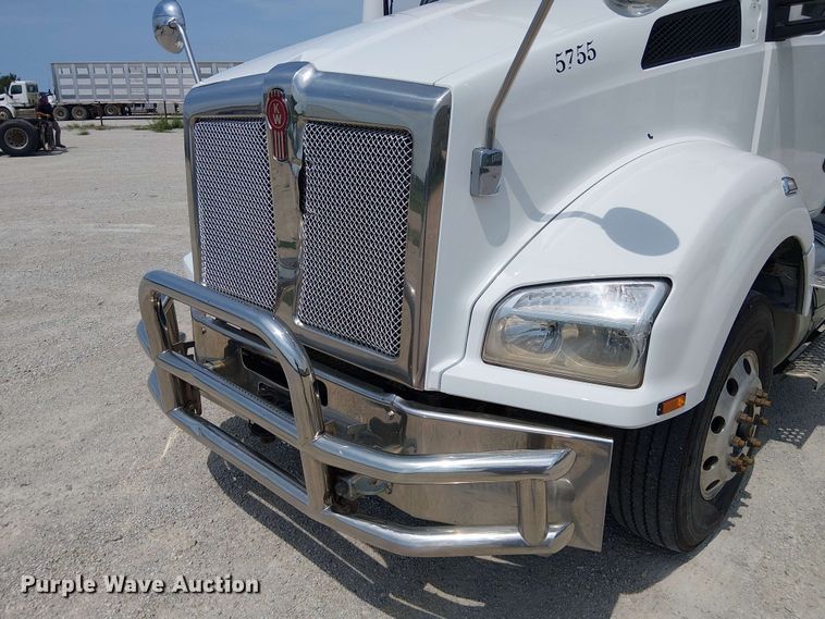 image for item DZ4600 2019 Kenworth T880 semi truck