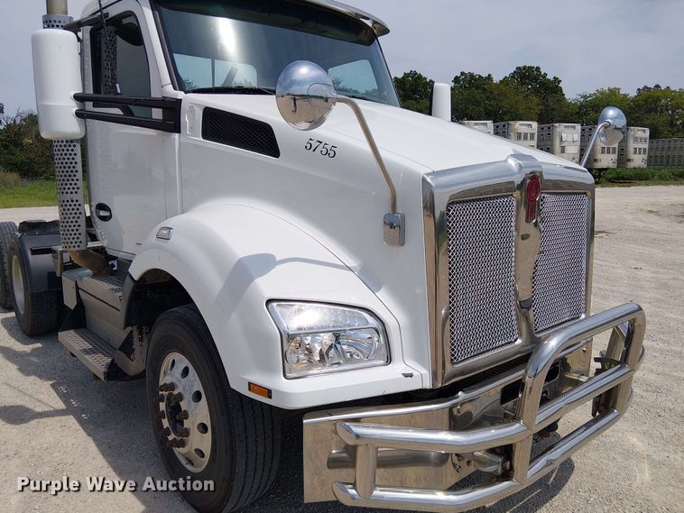 image for item DZ4600 2019 Kenworth T880 semi truck