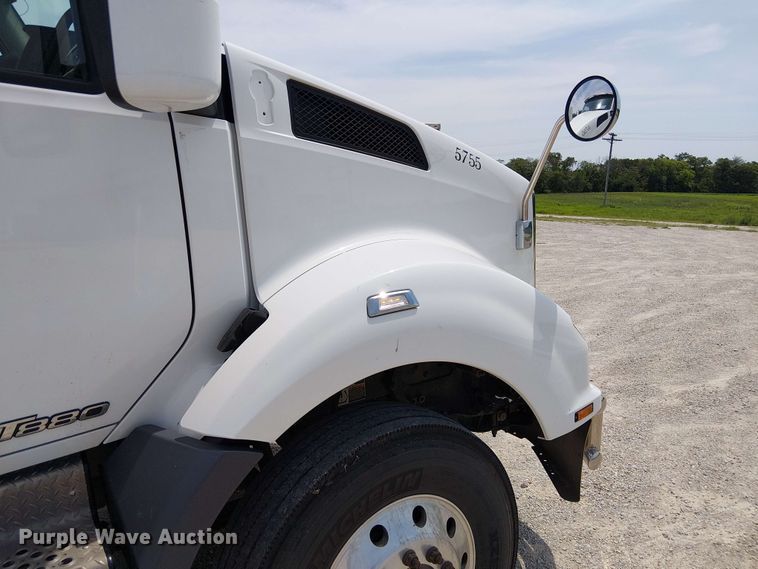 image for item DZ4600 2019 Kenworth T880 semi truck