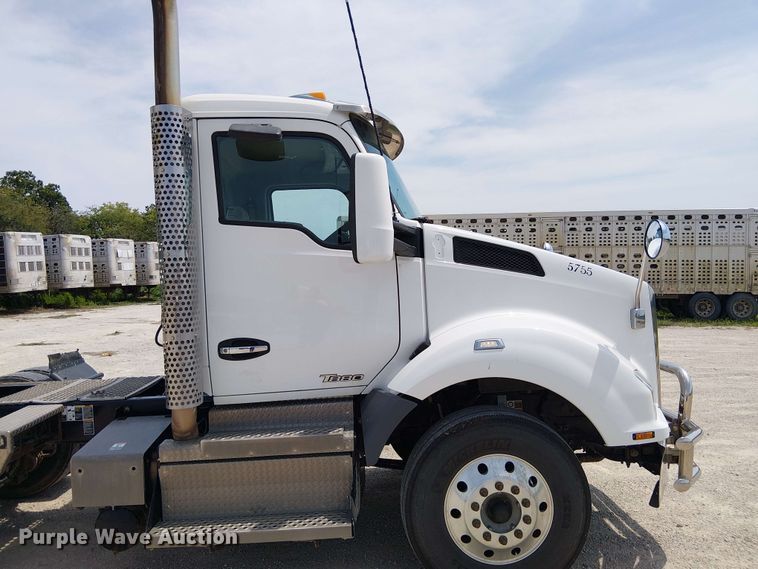 image for item DZ4600 2019 Kenworth T880 semi truck