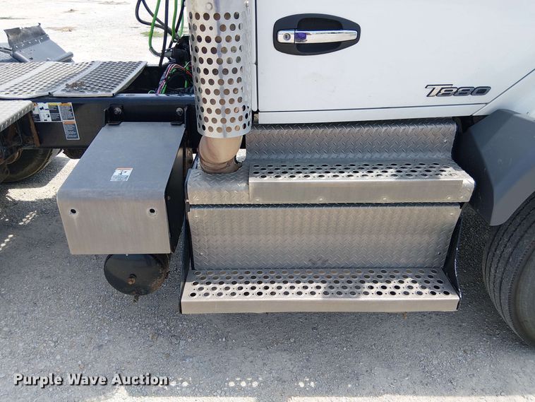 image for item DZ4600 2019 Kenworth T880 semi truck