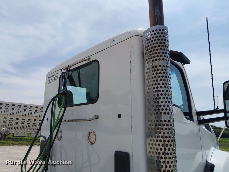 image for item DZ4600 2019 Kenworth T880 semi truck