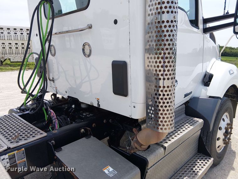image for item DZ4600 2019 Kenworth T880 semi truck