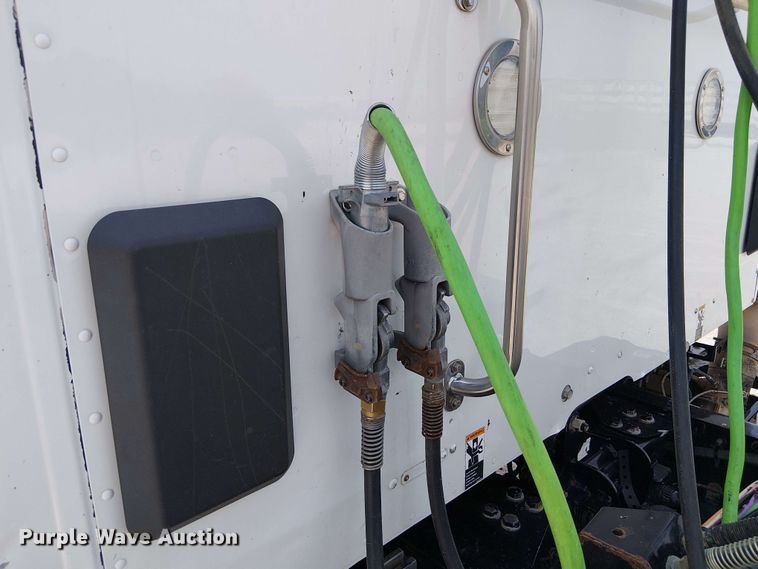 image for item DZ4600 2019 Kenworth T880 semi truck