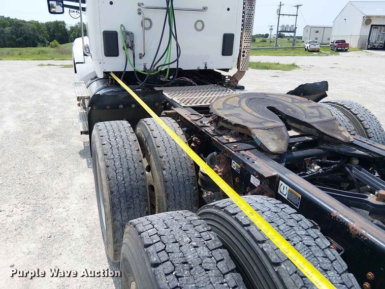image for item DZ4600 2019 Kenworth T880 semi truck