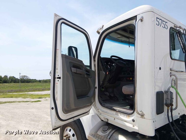 image for item DZ4600 2019 Kenworth T880 semi truck