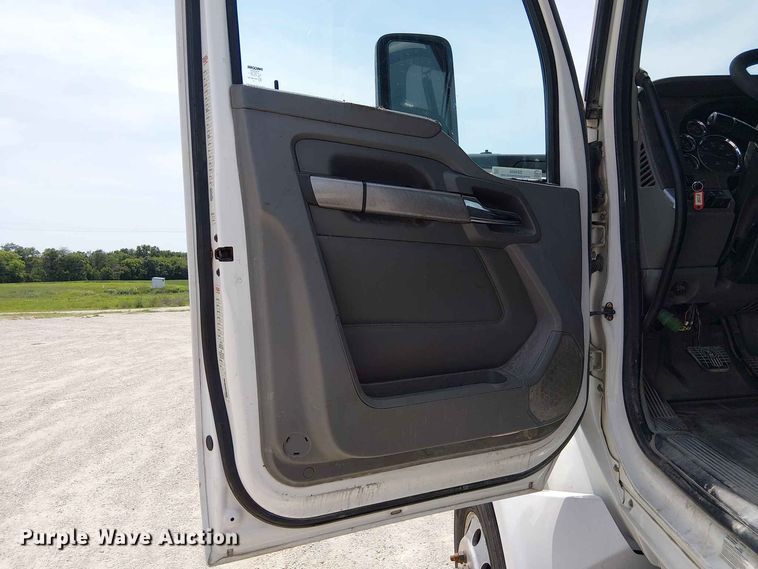 image for item DZ4600 2019 Kenworth T880 semi truck