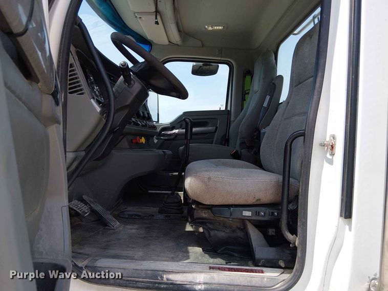 image for item DZ4600 2019 Kenworth T880 semi truck