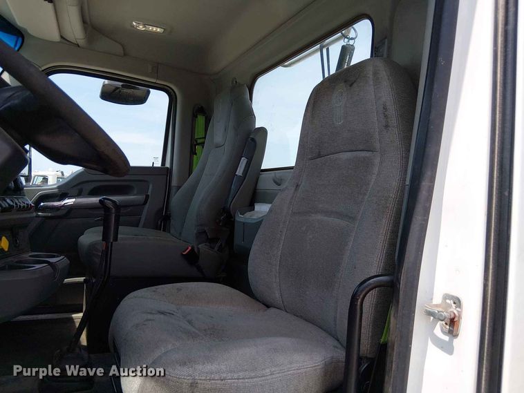 image for item DZ4600 2019 Kenworth T880 semi truck