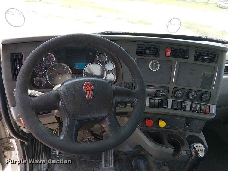 image for item DZ4600 2019 Kenworth T880 semi truck