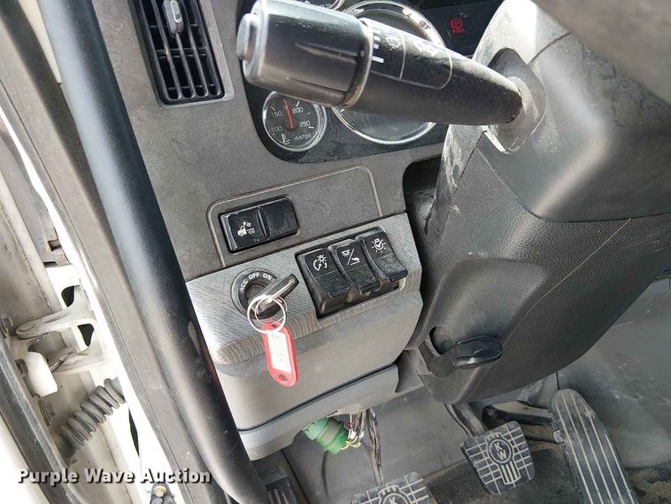 image for item DZ4600 2019 Kenworth T880 semi truck