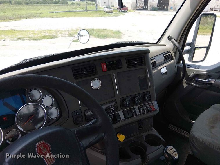 image for item DZ4600 2019 Kenworth T880 semi truck