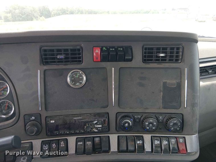 image for item DZ4600 2019 Kenworth T880 semi truck