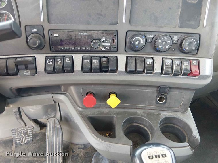 image for item DZ4600 2019 Kenworth T880 semi truck