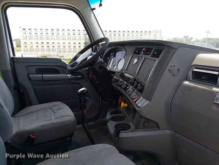 image for item DZ4600 2019 Kenworth T880 semi truck
