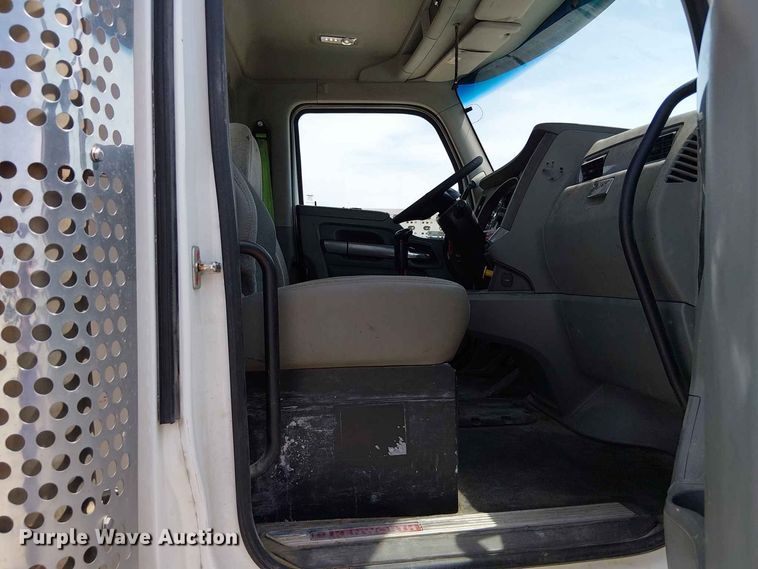 image for item DZ4600 2019 Kenworth T880 semi truck