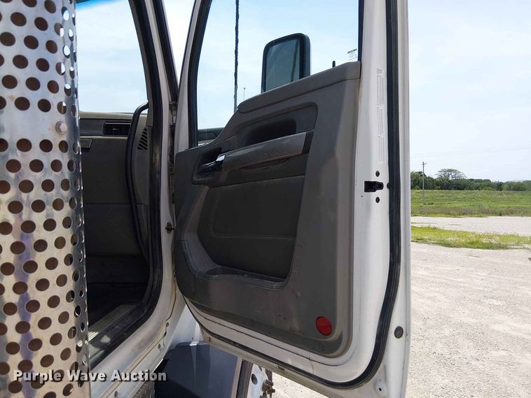 image for item DZ4600 2019 Kenworth T880 semi truck
