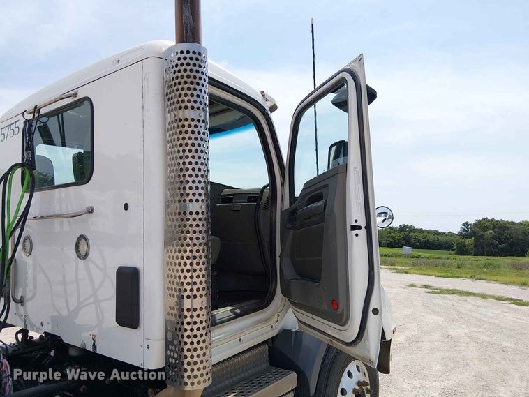 image for item DZ4600 2019 Kenworth T880 semi truck