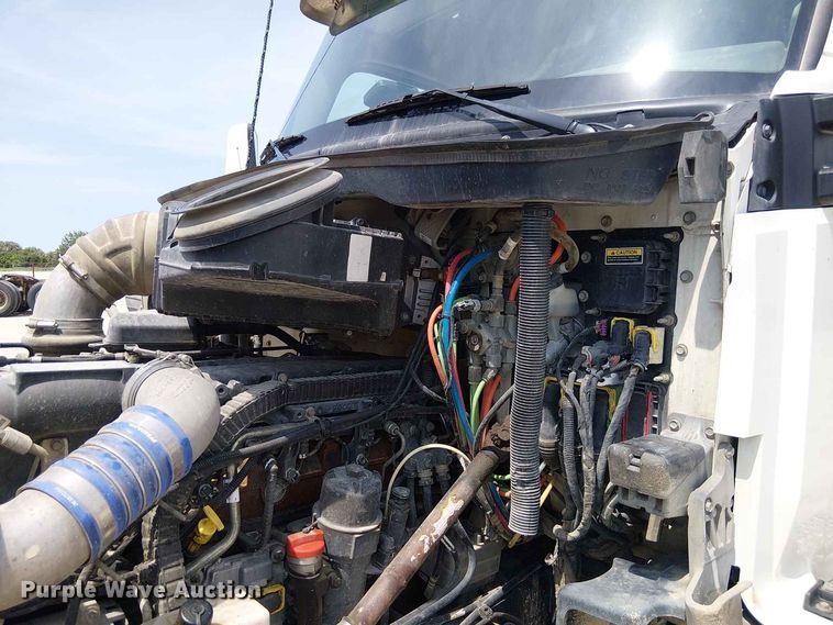 image for item DZ4600 2019 Kenworth T880 semi truck