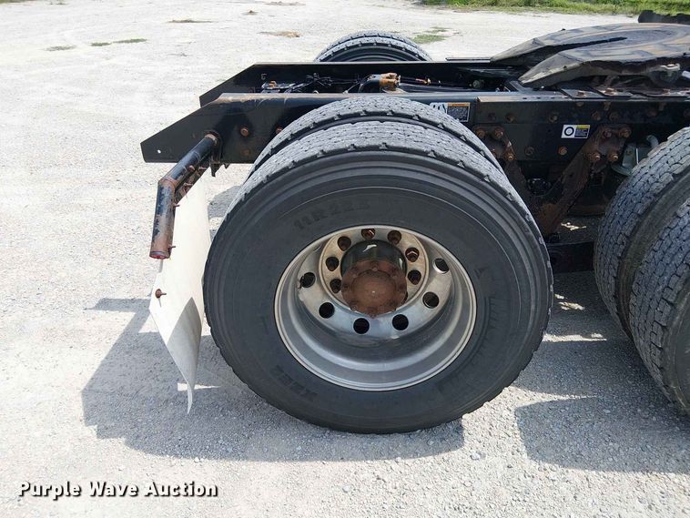 image for item DZ4600 2019 Kenworth T880 semi truck