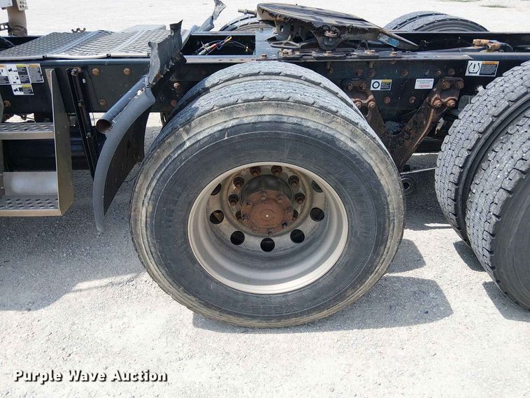 image for item DZ4600 2019 Kenworth T880 semi truck