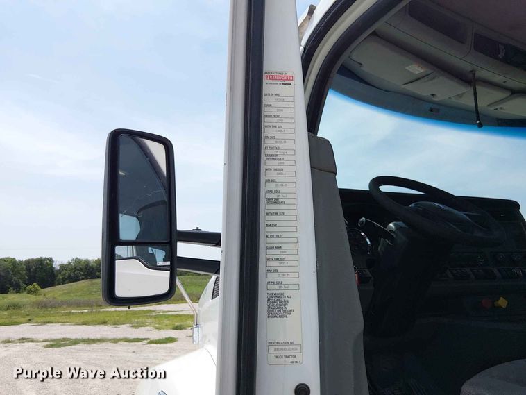 image for item DZ4600 2019 Kenworth T880 semi truck
