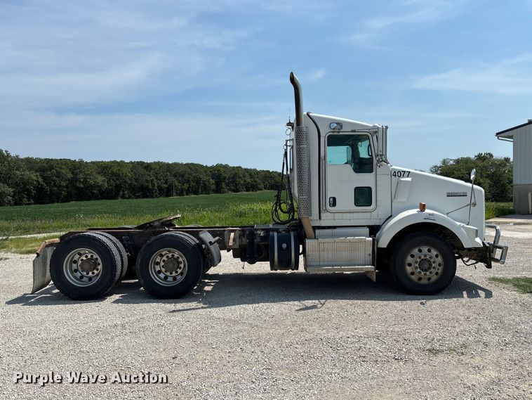 image for item DZ4601 2014 Kenworth T800 semi truck