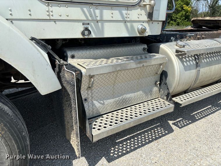 image for item DZ4601 2014 Kenworth T800 semi truck