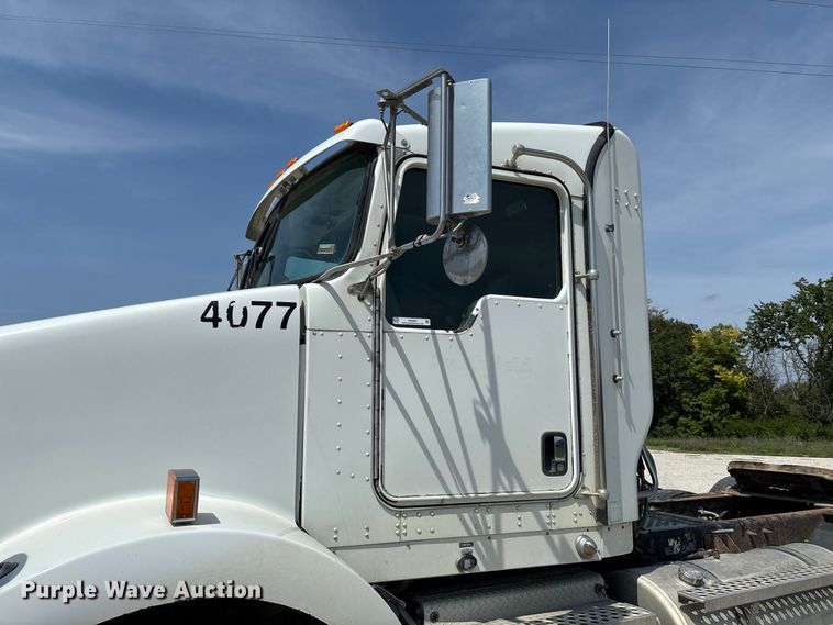 image for item DZ4601 2014 Kenworth T800 semi truck